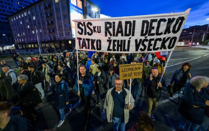 Dve tisícky ľudí pochodovali pred sídlo tajnej služby, kričali aj „Dosť bolo Fica“