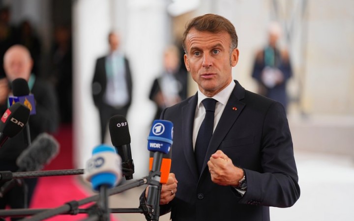 Macron chce nového premiéra, rastie však tlak na odstúpenie jeho samého