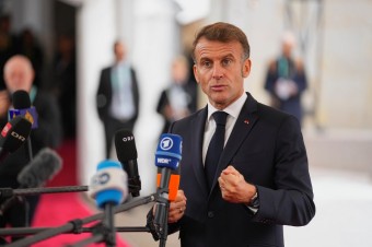 Macron chce nového premiéra, rastie však tlak na odstúpenie jeho samého