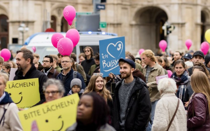 Krajne ľavicoví aktivisti hrozili proliferom falošnými bombami, vo vyhrážkach spomínali Kirka