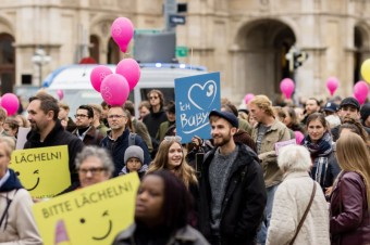 Krajne ľavicoví aktivisti hrozili proliferom falošnými bombami, vo vyhrážkach spomínali Kirka