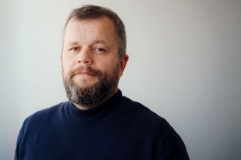 Celoročné pneumatiky zvládnu aj sneh, dobre odvádzajú i vodu, no nie sú pre každého