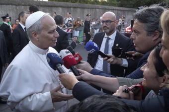 Utorky večer sa pápež zastavuje pri novinároch, z Castel Gandolfa komentuje aj svetovú politiku