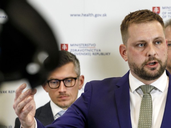 Firma, ktorá zarába na skúsenostiach z ministerstva, sídli v dome Šaškovho tajomníka. Rezort v tom problém nevidí