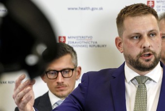 Firma, ktorá zarába na skúsenostiach z ministerstva, sídli v dome Šaškovho tajomníka. Rezort v tom problém nevidí