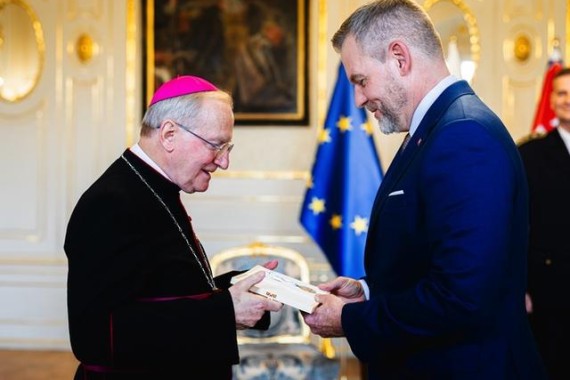 Prezident Peter Pellegrini odovzdal ďakovnú medailu biskupovi Františkovi Rábekovi
