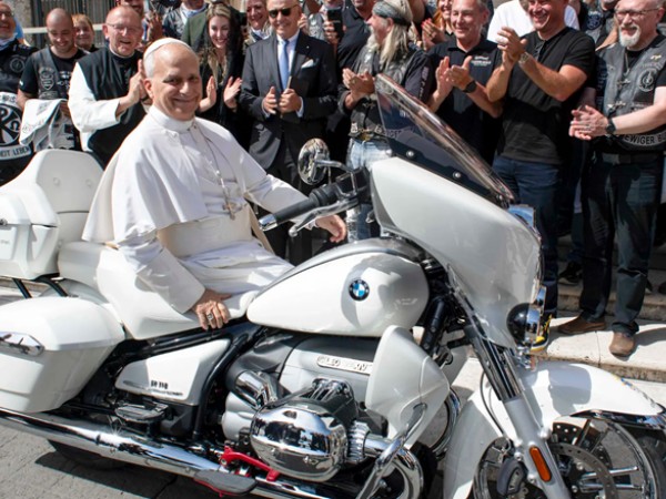 Motocykel podpísaný pápežom Levom XIV. vydražili za 130-tisíc eur