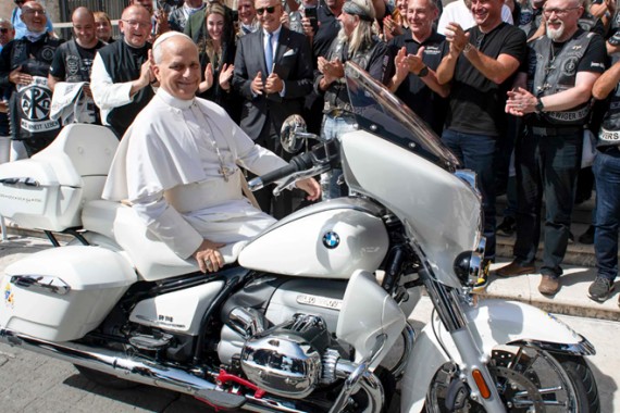 Motocykel podpísaný pápežom Levom XIV. vydražili za 130-tisíc eur