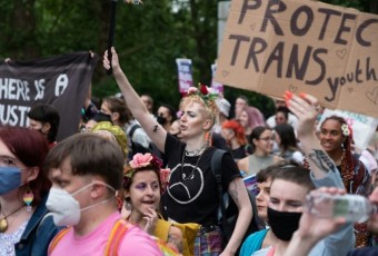 Transgenderizmus vychádza z módy, ukazujú nové dáta