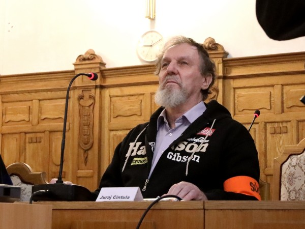 Atentátnik na premiéra je vinný z teroristického útoku. Po vyhlásení rozsudku pozýval na námestia