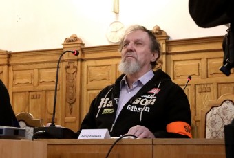 Atentátnik na premiéra je vinný z teroristického útoku. Po vyhlásení rozsudku pozýval na námestia