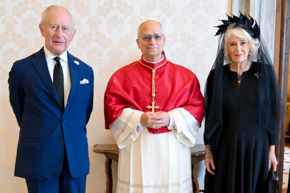 Pápež Lev XIV. a kráľ Karol III. sa modlili pod Michelangelovými freskami