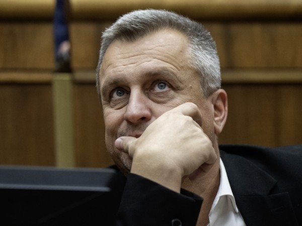 Odišli zo sály ako vystrašené myši, tvrdí Danko. SNS chce vrtieť psom, reaguje Dostál