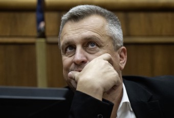 Odišli zo sály ako vystrašené myši, tvrdí Danko. SNS chce vrtieť psom, reaguje Dostál