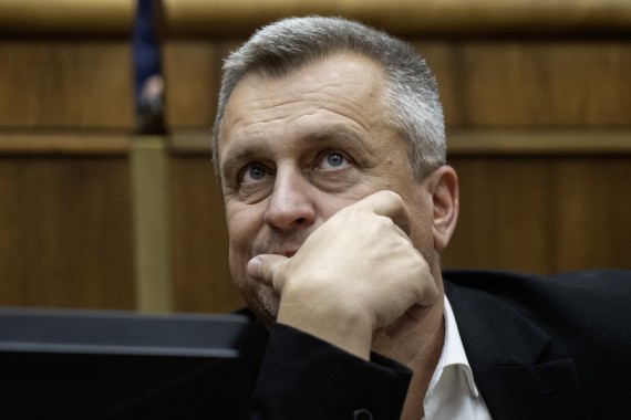 Odišli zo sály ako vystrašené myši, tvrdí Danko. SNS chce vrtieť psom, reaguje Dostál