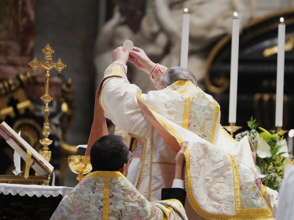 Tradicionalisti mali po dvoch rokoch tridentskú omšu vo vatikánskej bazilike, slávil ju kardinál Burke