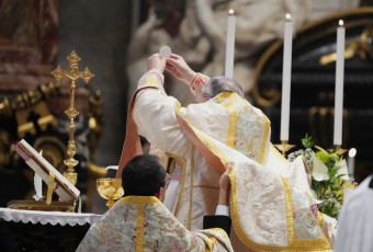 Tradicionalisti mali po dvoch rokoch tridentskú omšu vo vatikánskej bazilike, slávil ju kardinál Burke