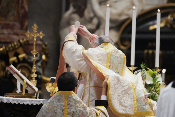 Tradicionalisti mali po dvoch rokoch tridentskú omšu vo vatikánskej bazilike, slávil ju kardinál Burke