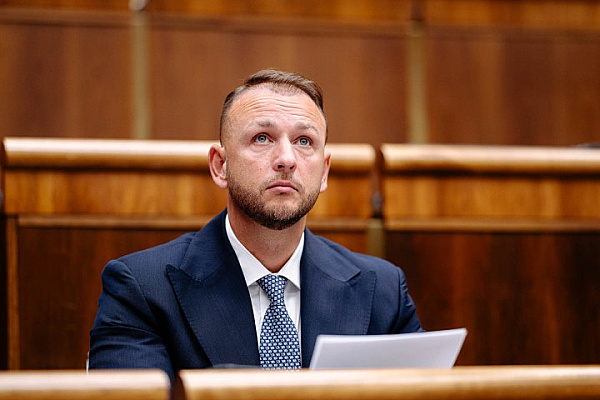 Progresívky zbili ministra športu, skončil v nemocnici vo Zvolene (fikcia)