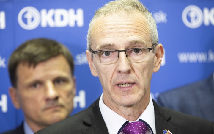 KDH vyzýva ministra Érseka, aby nepodpísal zmluvu so ZSSK