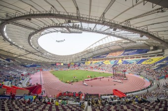 Bežec pomohol na MS v atletike v Dauhe dôjsť do cieľa súperovi