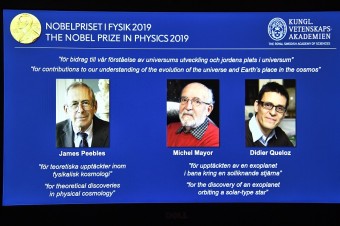 Nobelovu cenu za fyziku získali traja vedci za výskum vesmíru