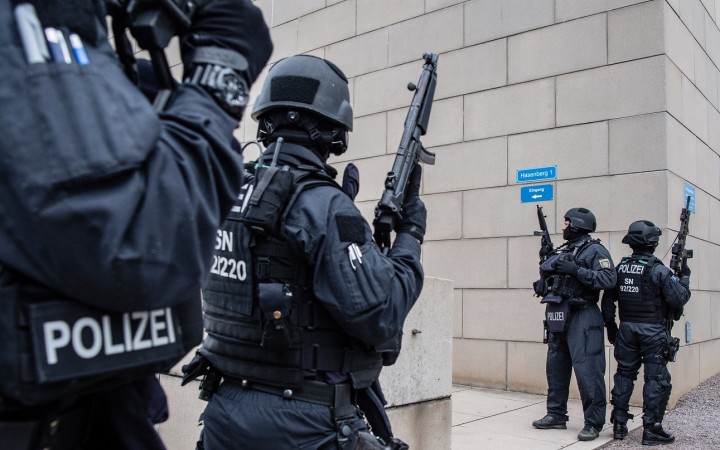 Útočník v Halle zastrelil dvoch ľudí, predtým zverejnil antisemitský manifest