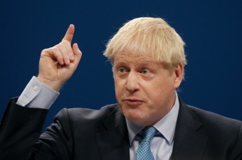 Johnsonovi hrozí vzbura vo vláde pre brexit bez dohody, tvrdia britské médiá