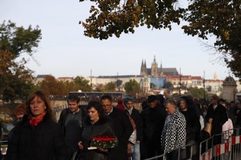 V Prahe sa so zosnulým Karlom Gottom lúčia davy ľudí