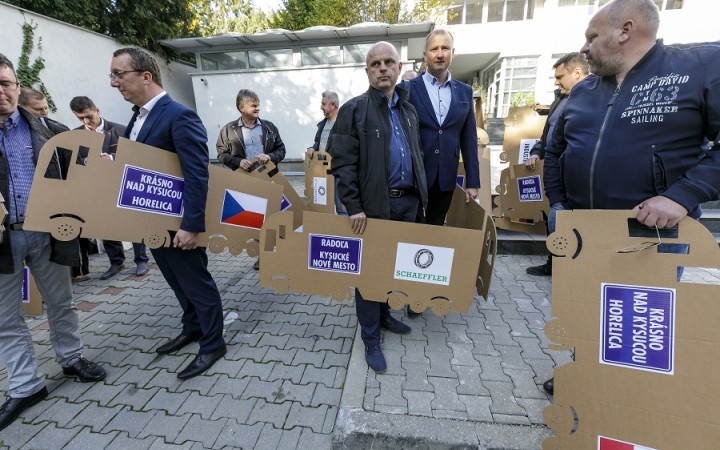 Kysučania protestovali v Bratislave za dostavbu D3. S papierovými kamiónmi