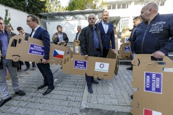 Kysučania protestovali v Bratislave za dostavbu D3. S papierovými kamiónmi
