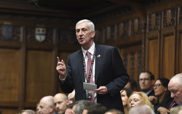 Za predsedu britskej Dolnej snemovne zvolili labouristu Hoylea