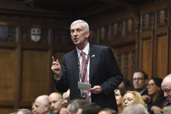 Za predsedu britskej Dolnej snemovne zvolili labouristu Hoylea