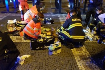 Pred divadlom v Pardubiciach sa zapálil muž, boli pri tom aj deti