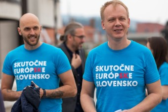 Hra na stredového voliča progresívcom zlyhala, začne sa pritvrdzovať