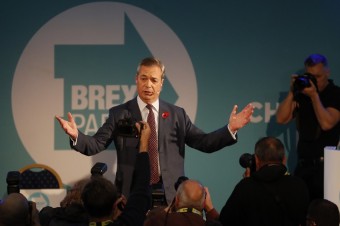 Farage nepostaví svojich kandidátov v 317 obvodoch, kde vyhrali konzervatívci