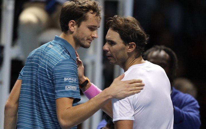 Nadal zdolal Medvedeva a udržal si šancu na postup