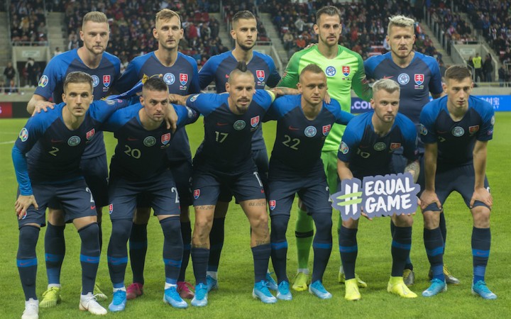 Slovenskí futbalisti nastúpia proti Chorvátsku s čiernymi páskami 