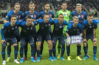 Slovenskí futbalisti nastúpia proti Chorvátsku s čiernymi páskami 