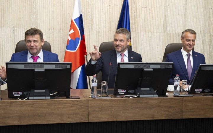 Vo štvrtok mimoriadne zasadne vláda, bude riešiť očistu justície