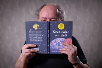 Knihomoľov zápisník: S Danielom Hevierom o deťoch pre budúcnosť