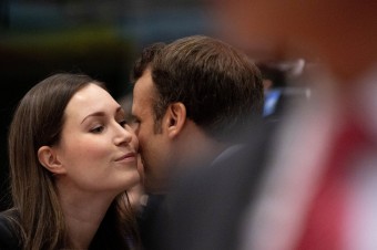 Mladá žena dojčiaca dieťa, jednoducho ideálna premiérka