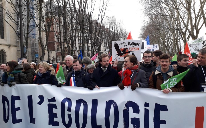 Desaťtisíce pochodovali za právo detí na otca. Francúzsko sa sporí o bioetike