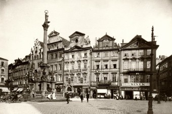 Mariánsky stĺp v Prahe sa vrátil na Staromestské námestie. Za veľkého kriku
