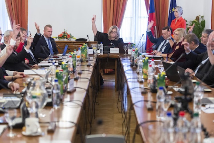 Upratovanie sudcov po Threeme pokračuje