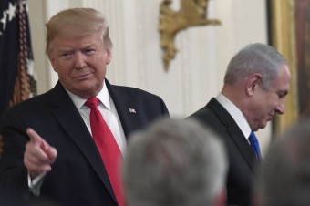 Trumpov plán pre Blízky východ je viac okázalý než realistický