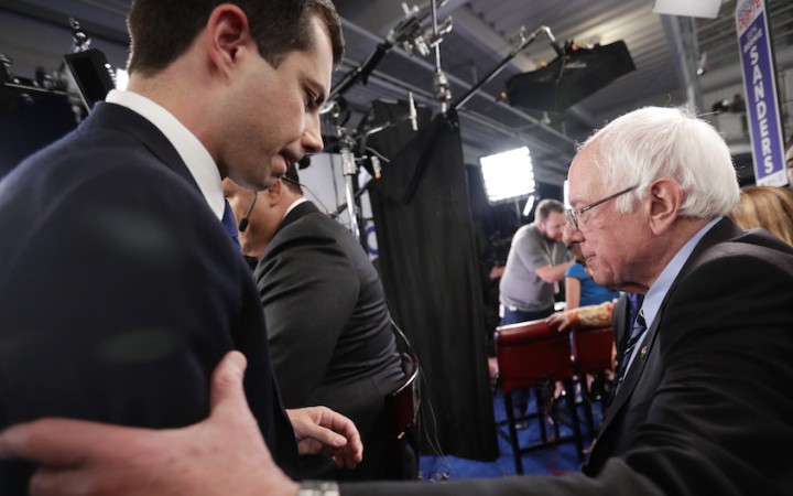 V Iowe zvíťazil Buttigieg, Sanders plánuje výsledky napadnúť 