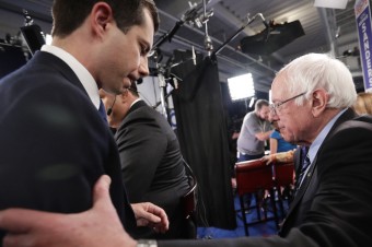 V Iowe zvíťazil Buttigieg, Sanders plánuje výsledky napadnúť 