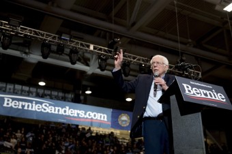 Sanders vedie v prieskumoch medzi kandidátmi demokratov, Bloomberg stúpa