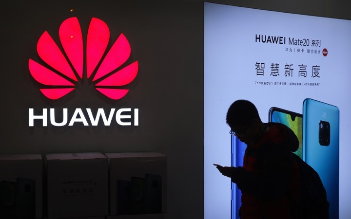 Trump hrozí obmedzením spolupráce krajinám využívajúcim techniku Huawei